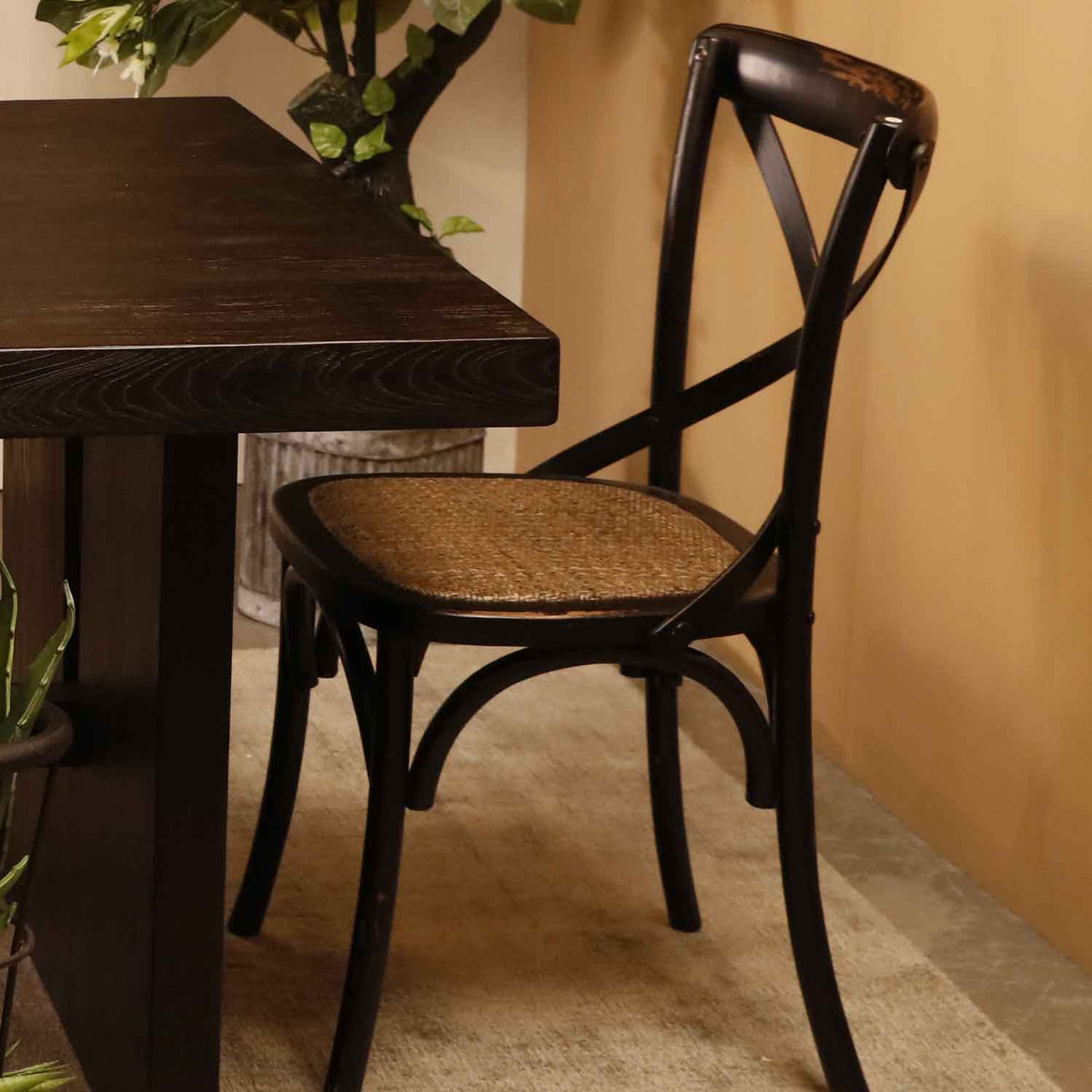 Silla negra en X tejida