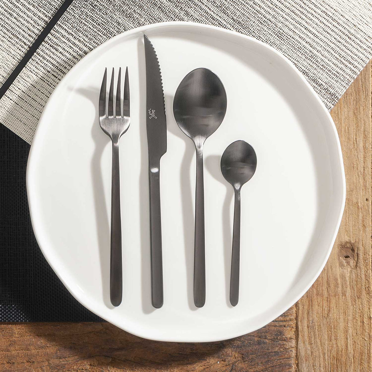 Set de cubiertos alton negro mate 16 pcs