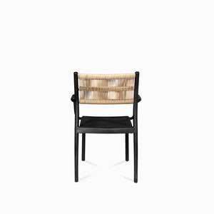 Silla brazos negra con espaldar cuerdas café