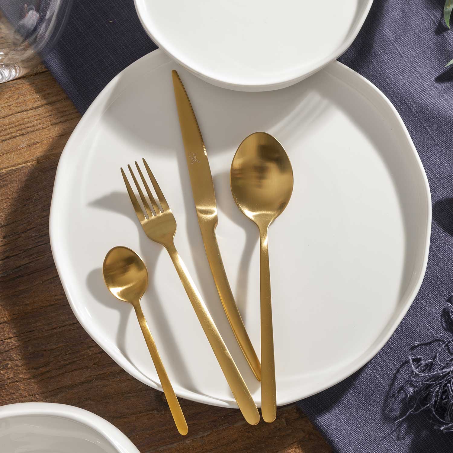 Set de cubiertos line dorado mate 16 pcs - Ambiente Gourmet México