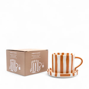 Taza y plato líneas ocre - Ambiente Gourmet México