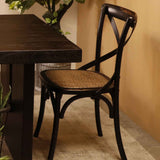 Silla negra en X tejida