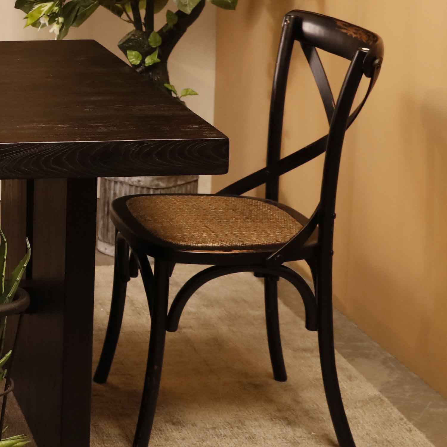 Silla negra en X tejida