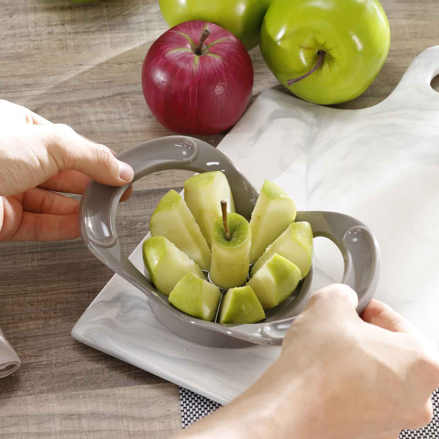 Cortador de manzana gris