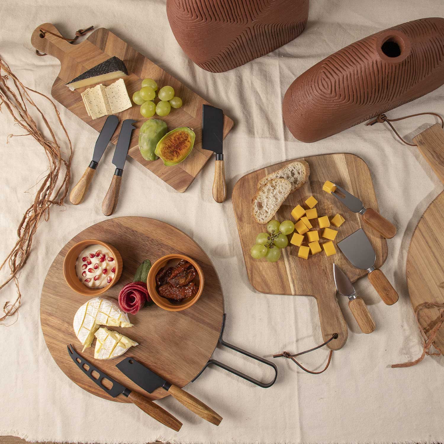 Set tabla redonda acacia 30 cm y cuchillos para el queso-4-AMBIENTE GOURMET MÉXICO