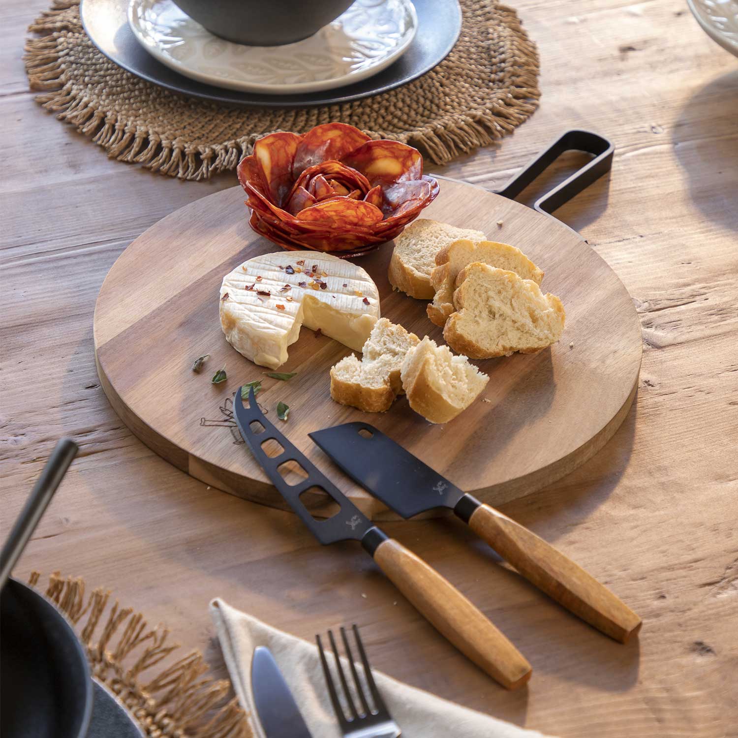 Set tabla redonda acacia 30 cm y cuchillos para el queso-3-AMBIENTE GOURMET MÉXICO