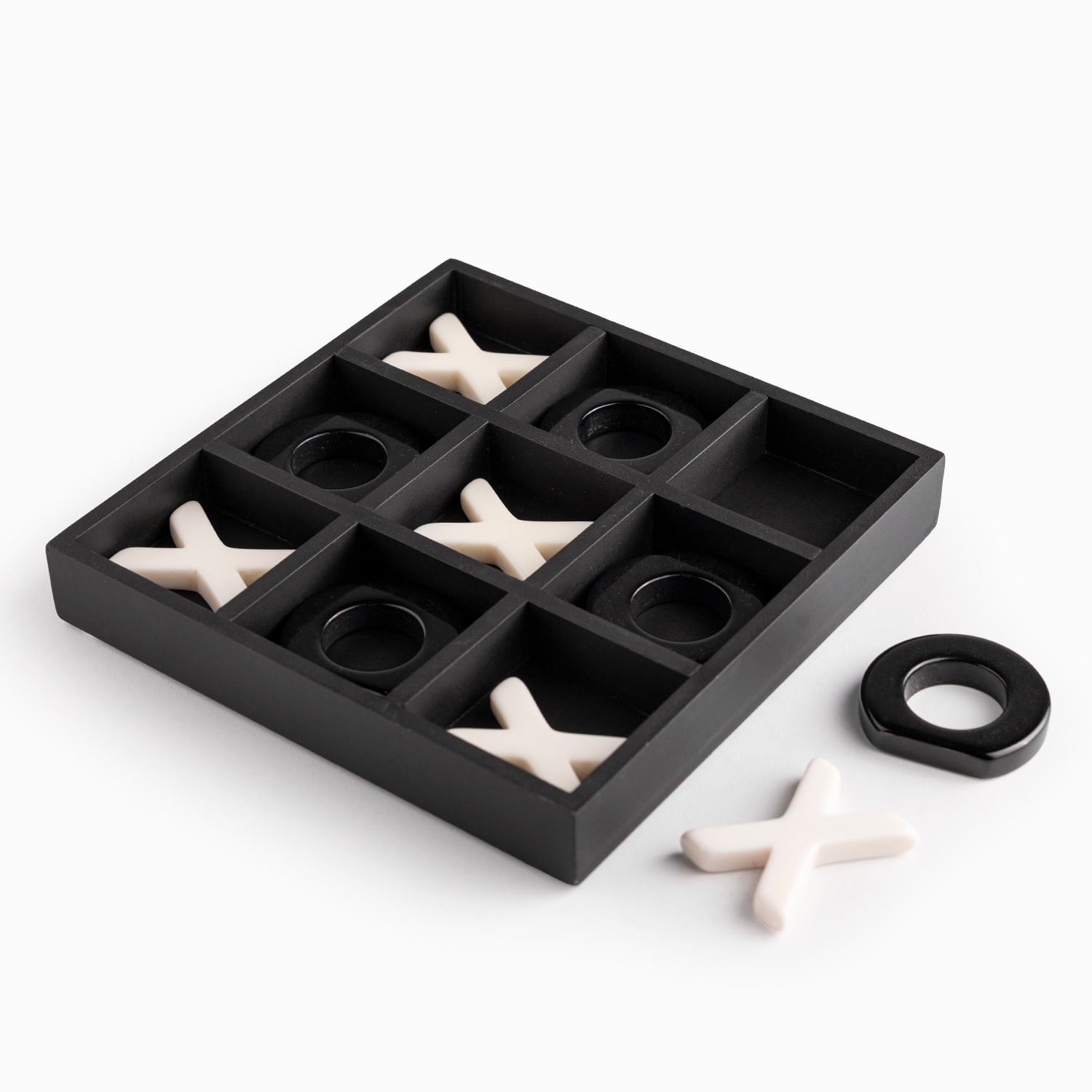 Juego tres en raya blanco y negro
