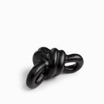 Nudo negro en metal
