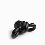 Nudo negro en metal