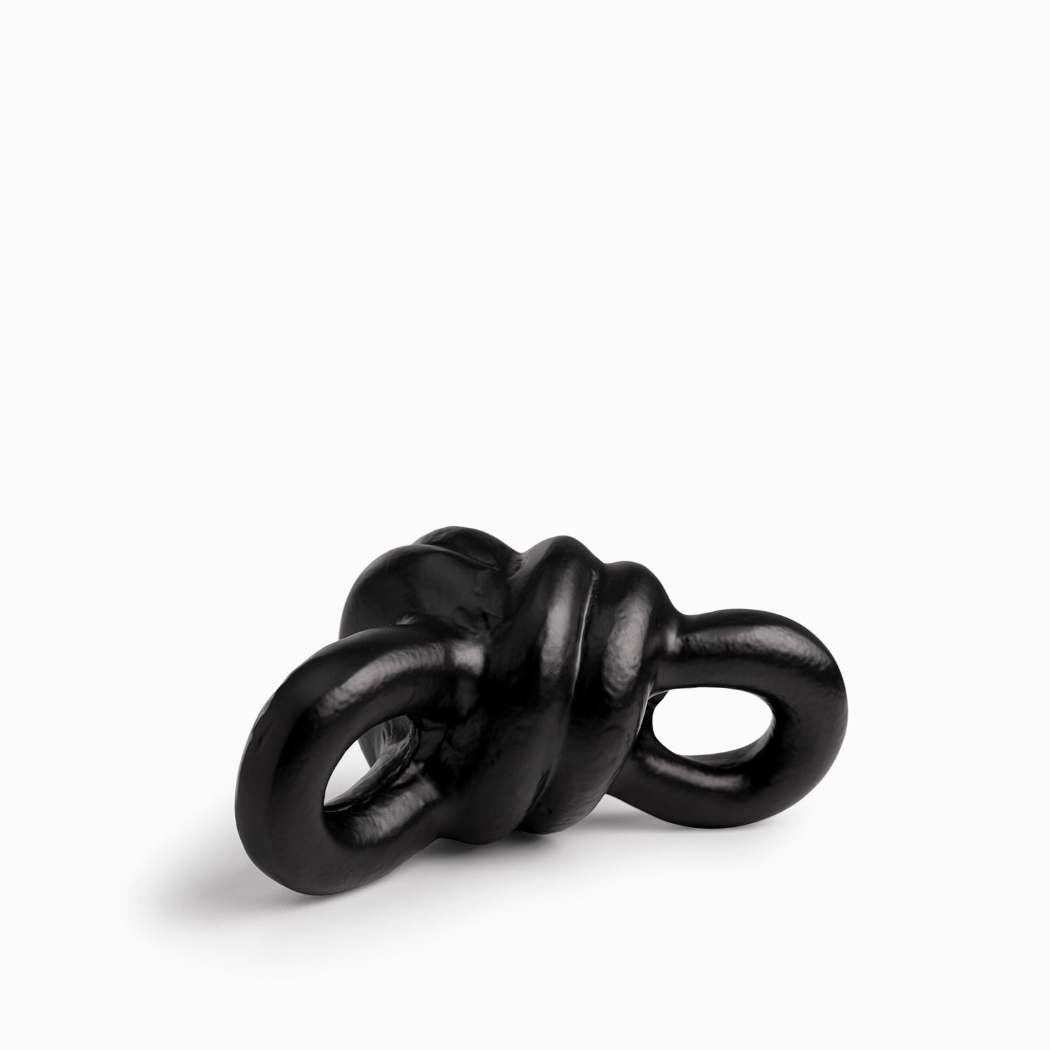 Nudo negro en metal