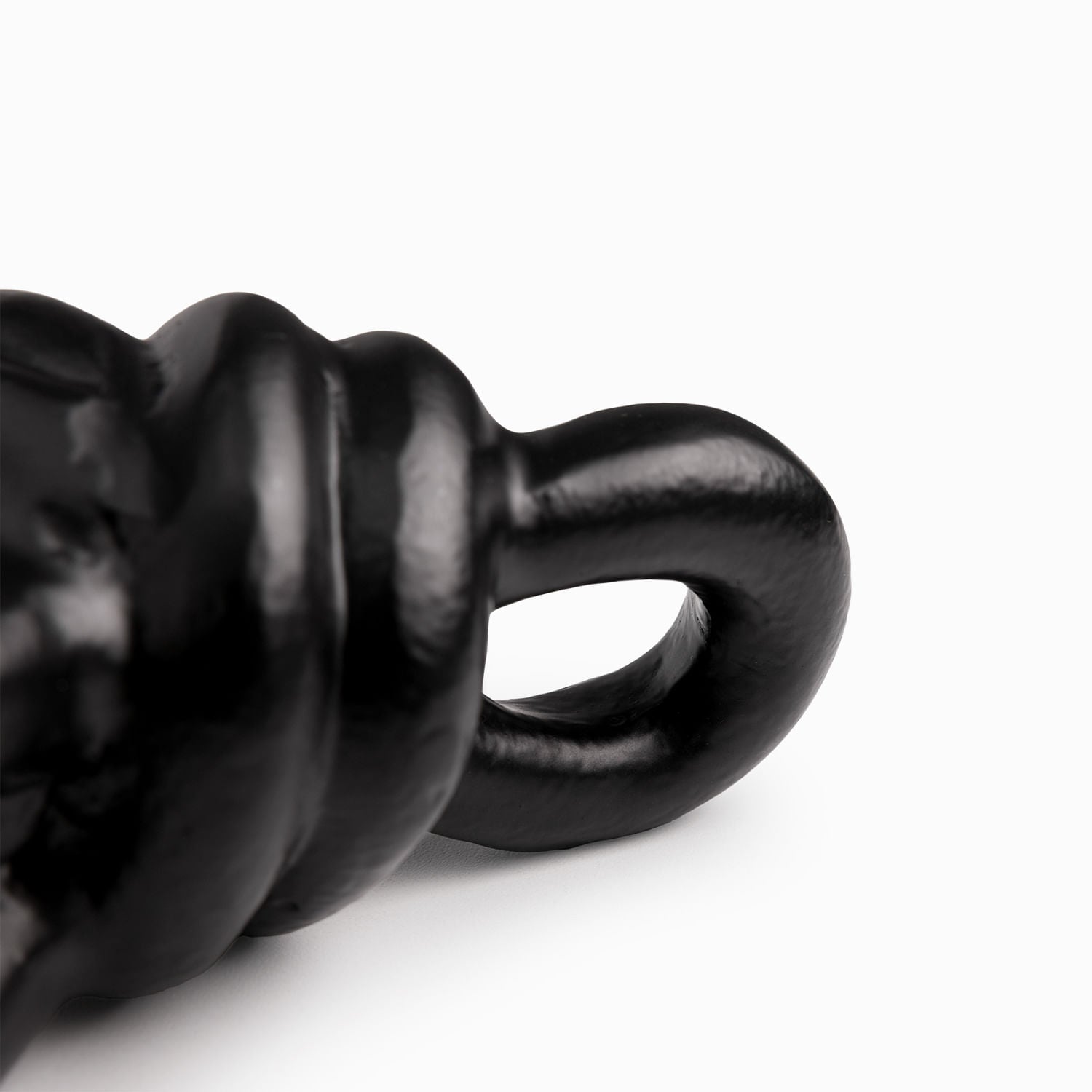 Nudo negro en metal