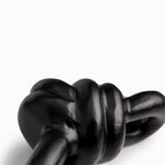 Nudo negro en metal