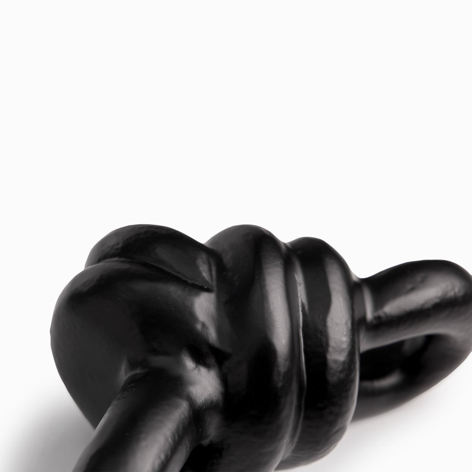 Nudo negro en metal