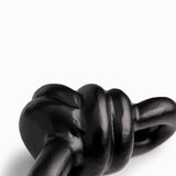 Nudo negro en metal