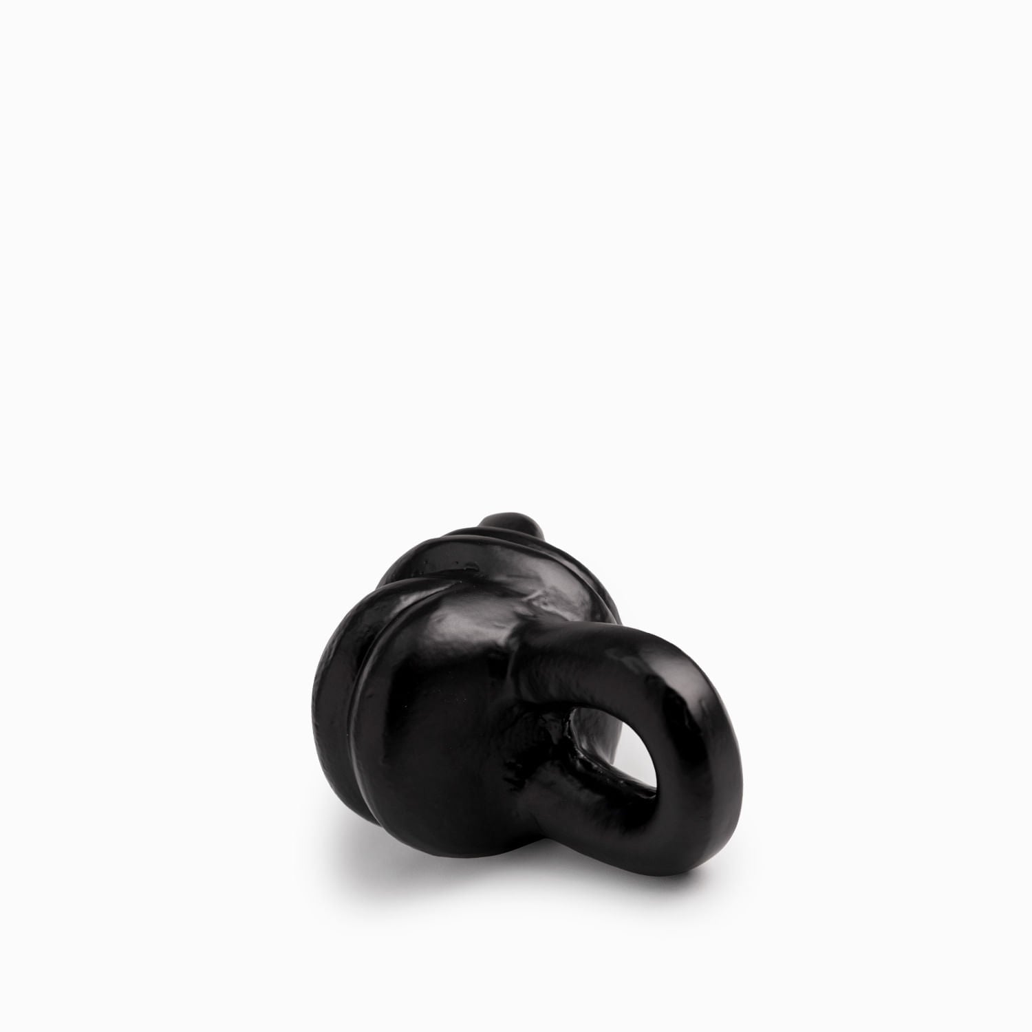 Nudo negro en metal