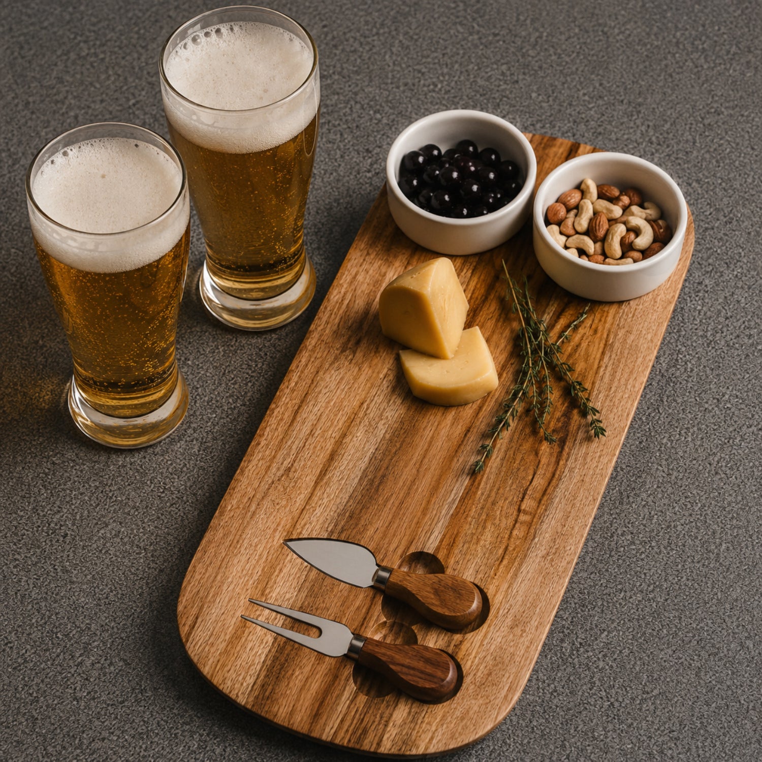 Kit cerveza vasos + tabla de quesos con salseras