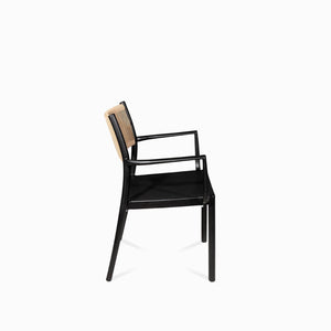 Silla brazos negra con espaldar cuerdas café