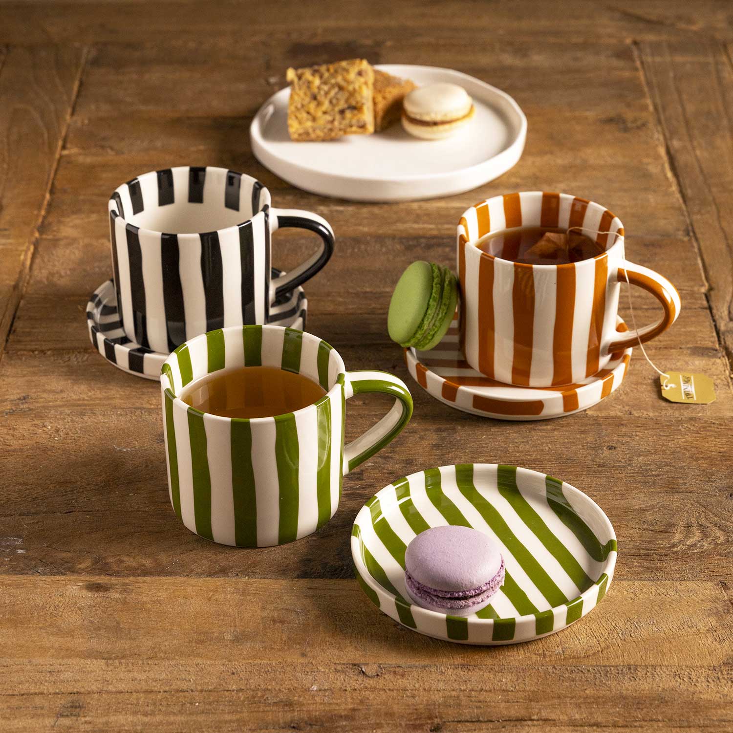 Taza y plato líneas ocre - Ambiente Gourmet México