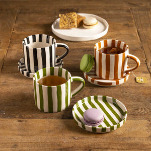 Taza y plato líneas ocre - Ambiente Gourmet México